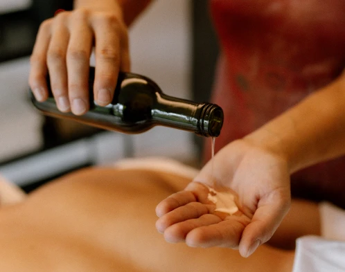 Jemný dotek během masáže